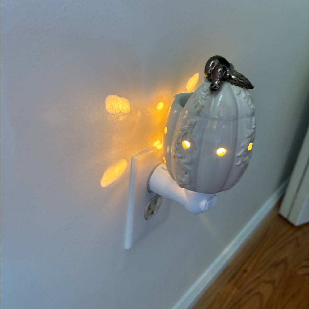 Scentsy white pumpkin mini wall plug in warmer